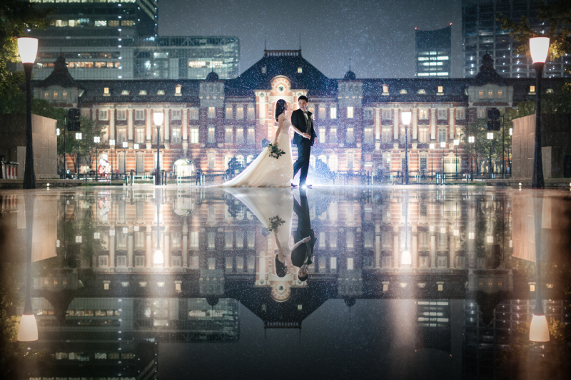 雨きらめく東京駅で