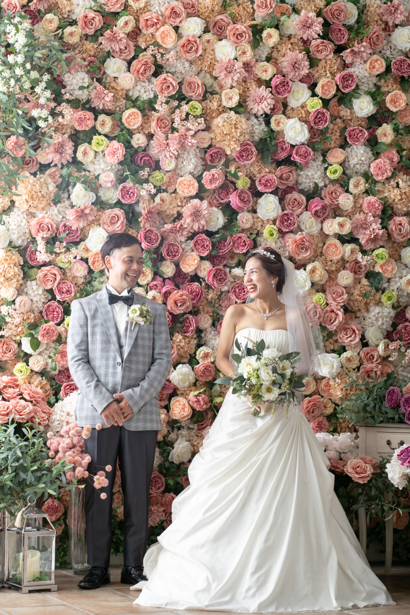 フラワーウォールの前で