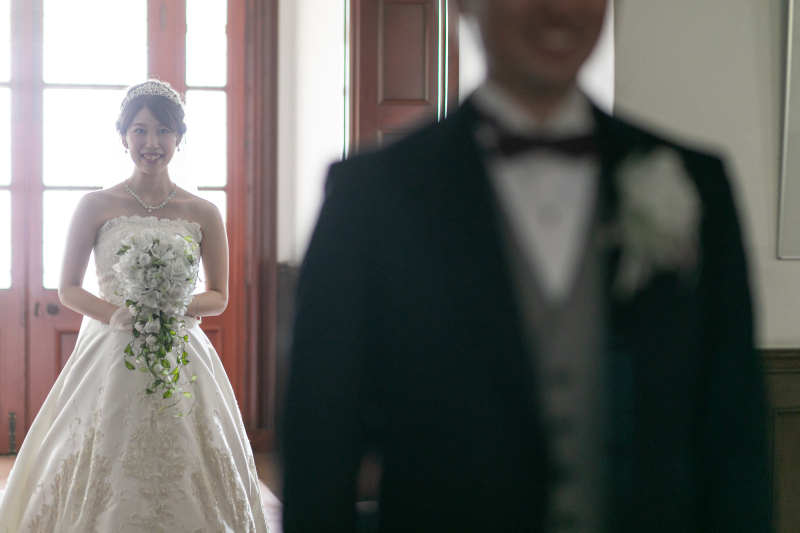 準備万端の新郎様の後ろに…