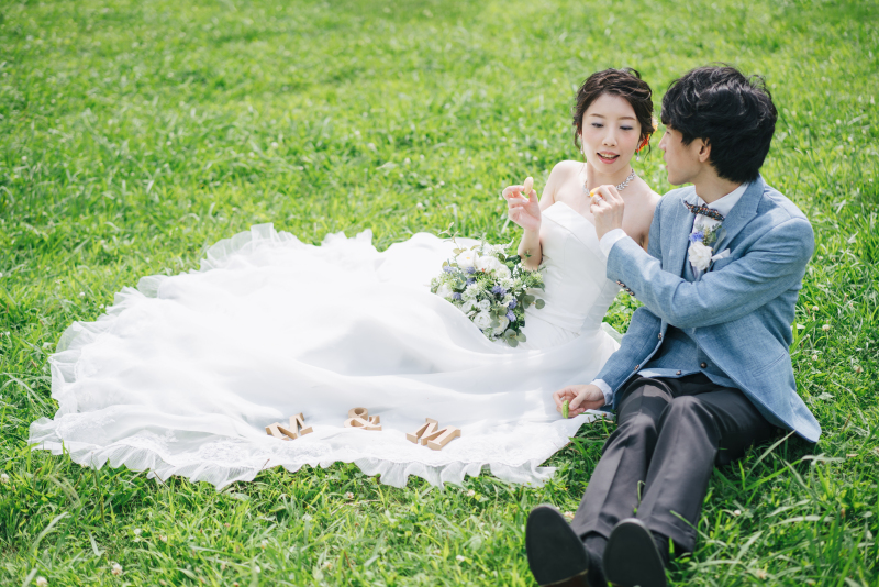 手に持っているのは…?