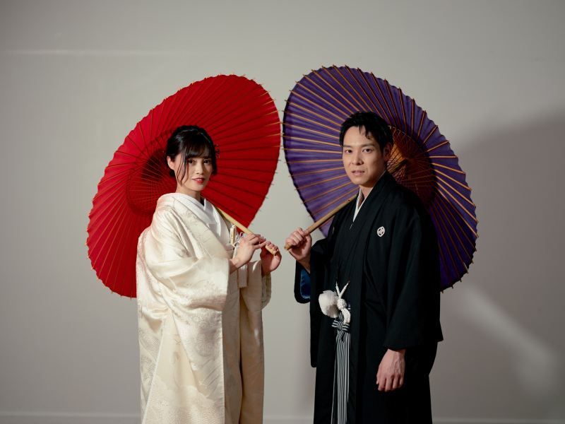 和傘を持って