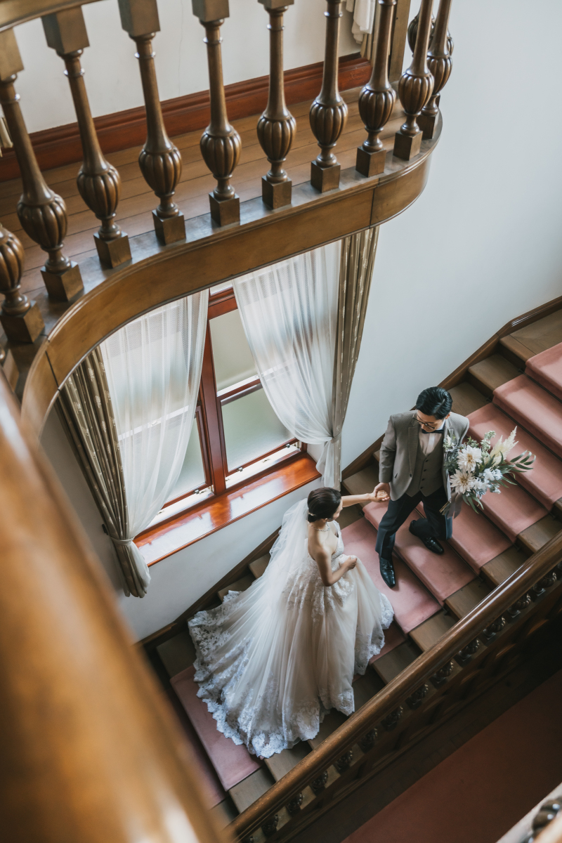 手を取り合って