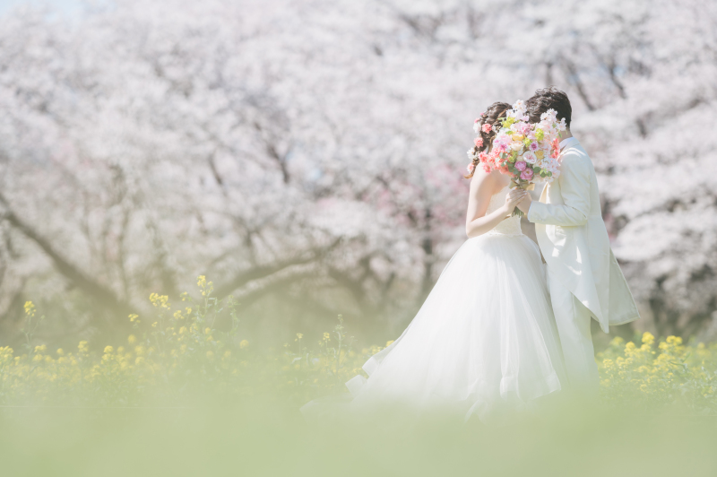 ブーケで顔隠しショット