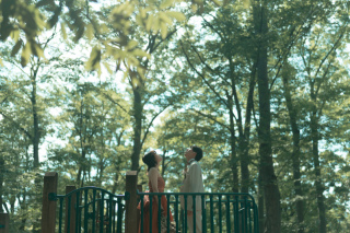 新緑とカラードレス