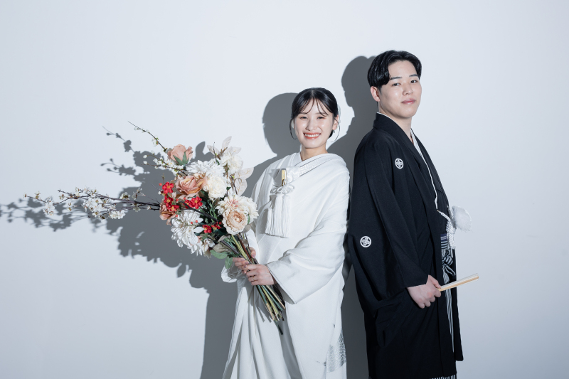 影の中に咲く、華やかなブーケ