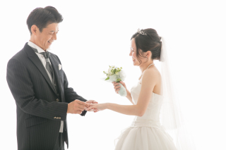 シンプルにおふたりらしく（洋装1着 スタジオ撮影）