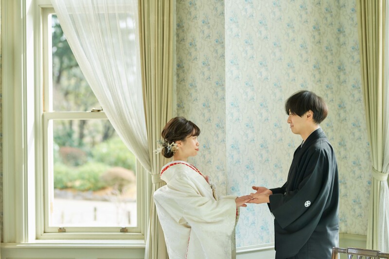 まずは手を取り合って