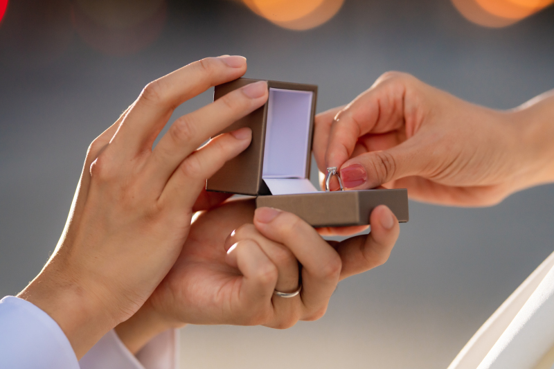 ドラマチックな指輪ショットも