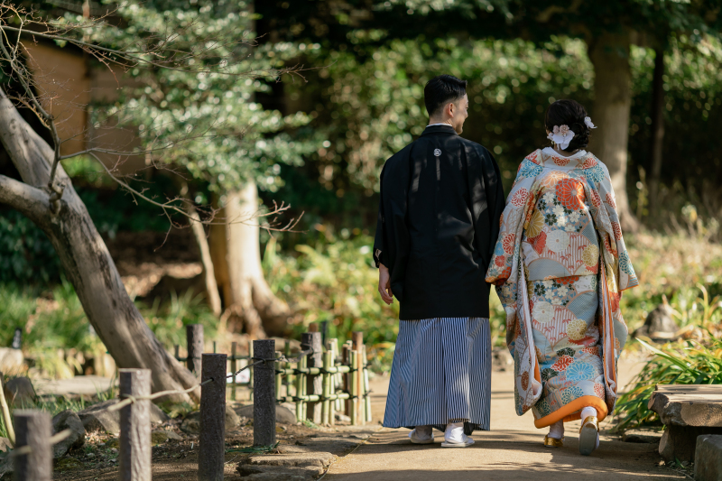 並んで歩く後ろ姿も