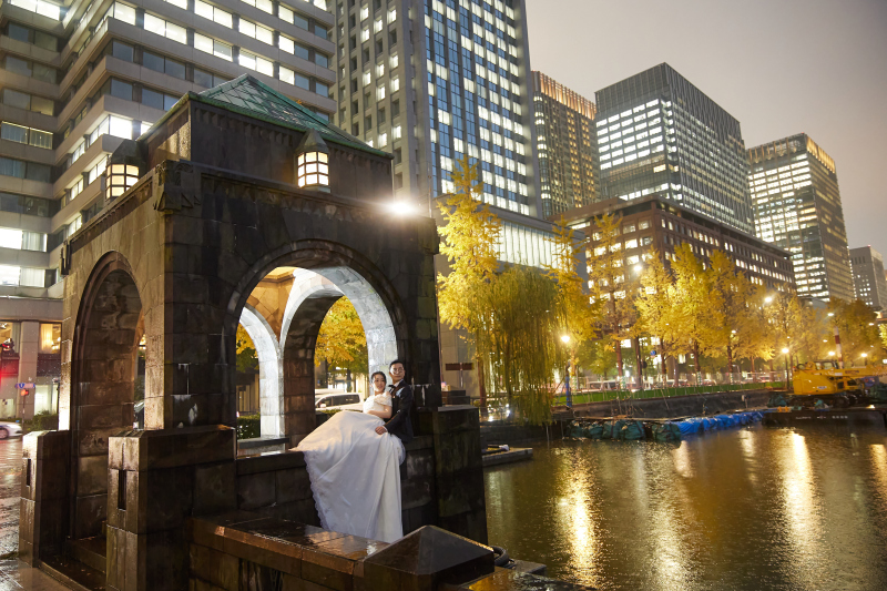 紅葉に彩られた景色をバックに