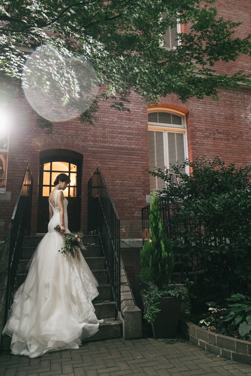 階段を使って美しい後ろ姿を