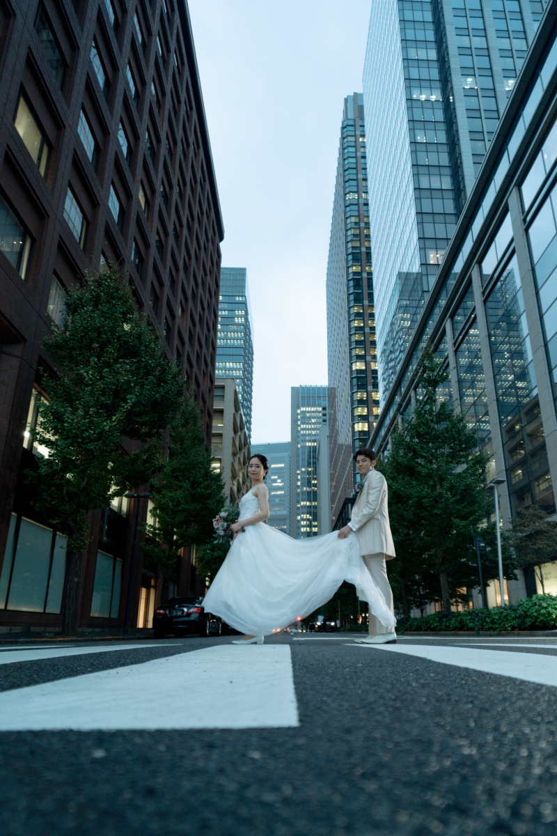 並び立つビルを背景に