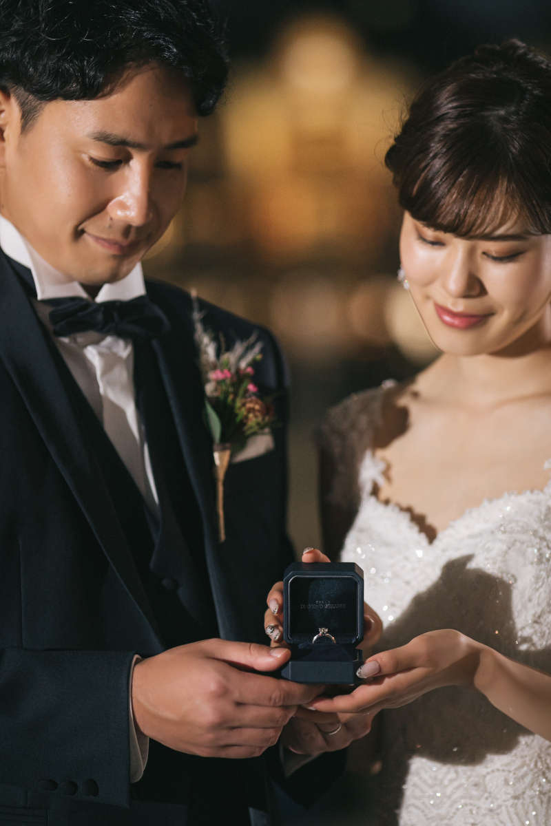 手元に光るのは