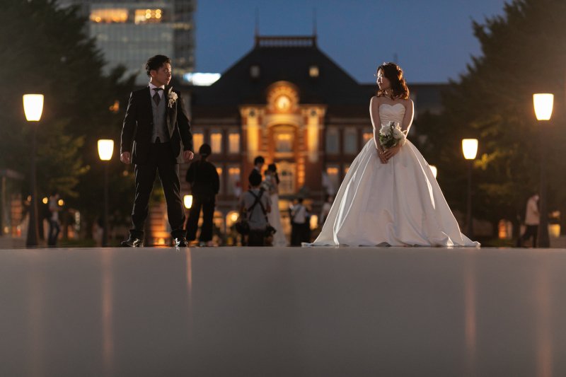 東京駅を背景に