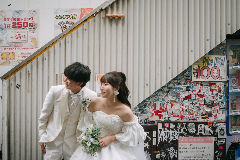 下北沢に映える、ふたりの笑顔