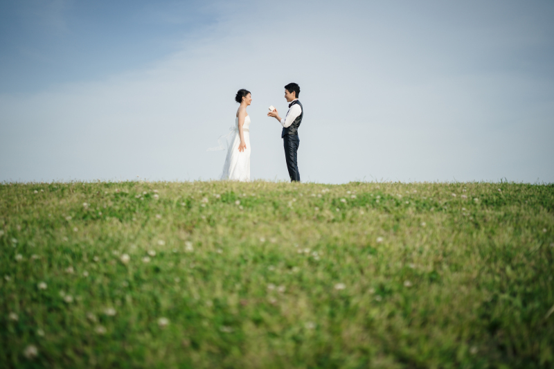 青空と緑のコントラストが美しいプロポーズショット