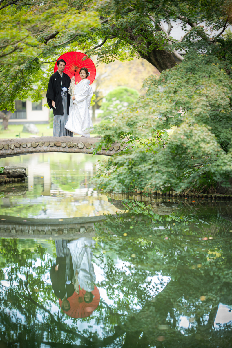 和装が映える庭園で