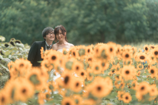 お花畑でウエディングフォトを