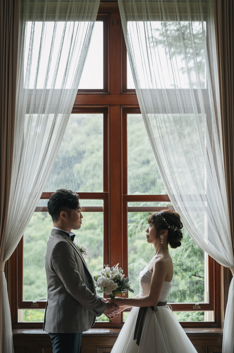 大きな窓を背景に