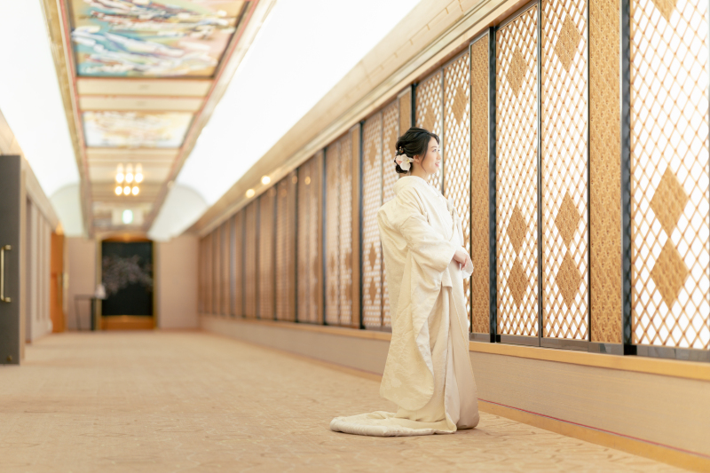 和の趣が息づく廊下にて