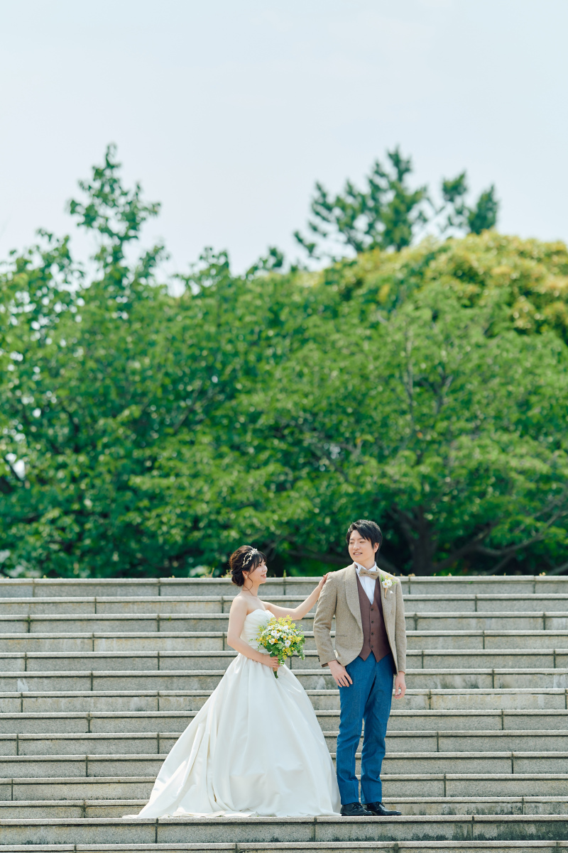 後ろから肩をたたいて