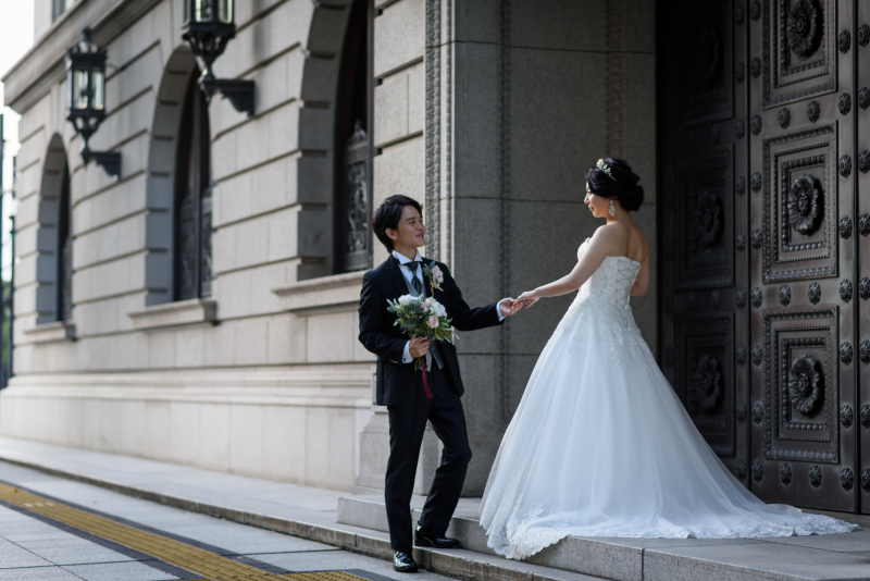 重厚感ある扉の前で