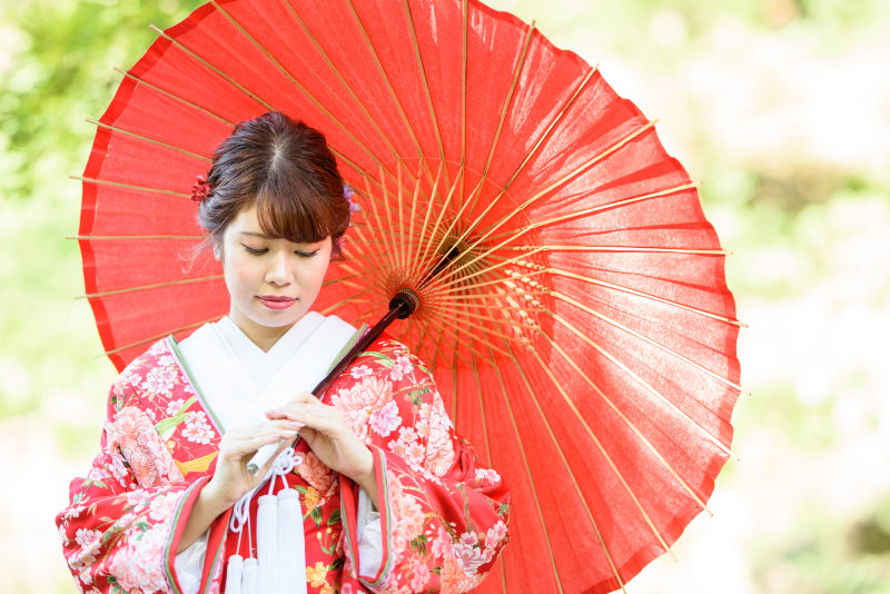 赤色の映える新緑ロケ