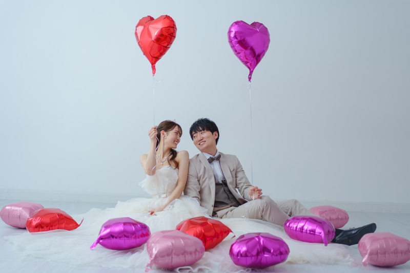 カラフルな風船が彩る、ふたりの笑顔
