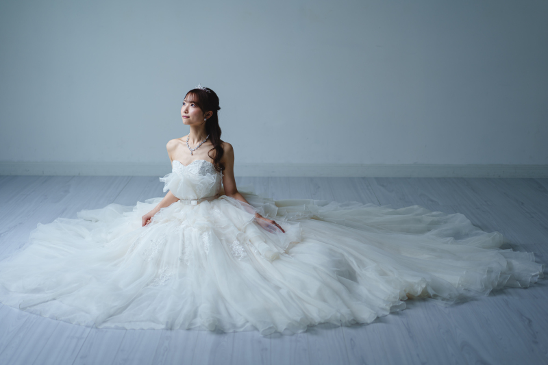 オーバースカートが織りなす、夢のようなシルエット