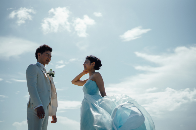 スカイブルーのドレスで