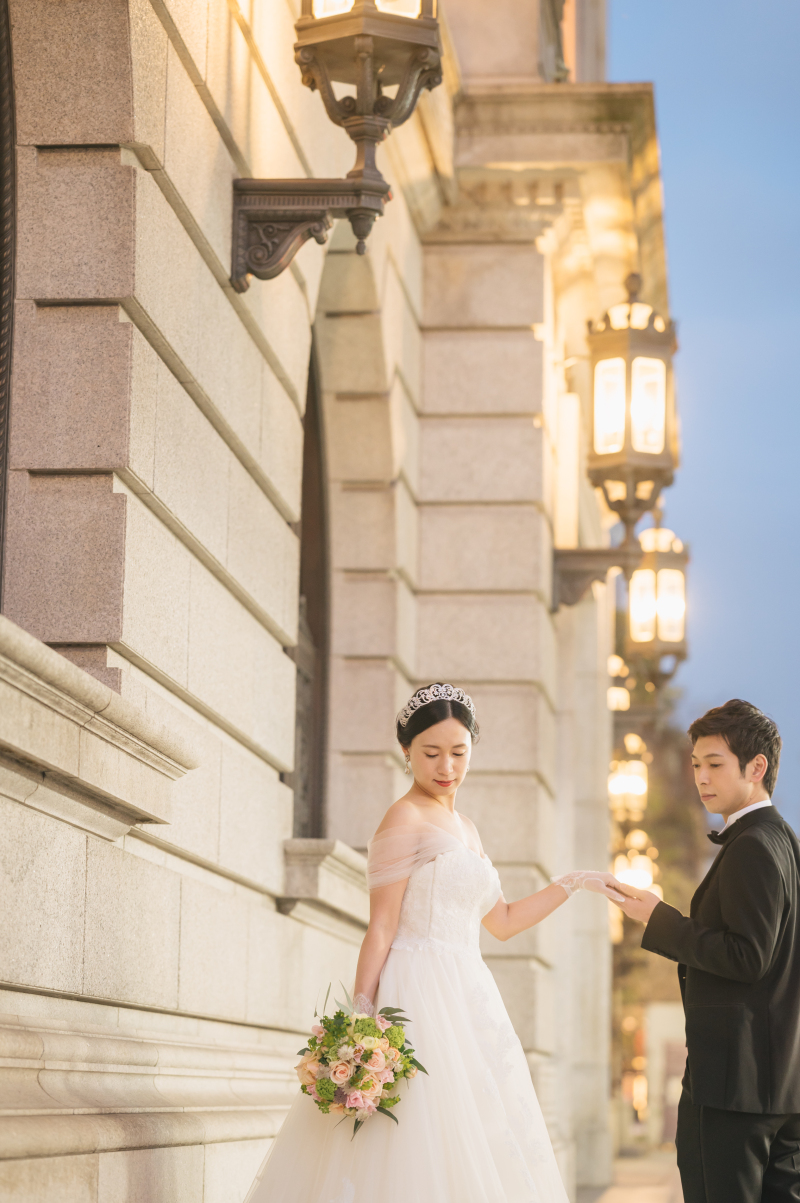 手をとり合って