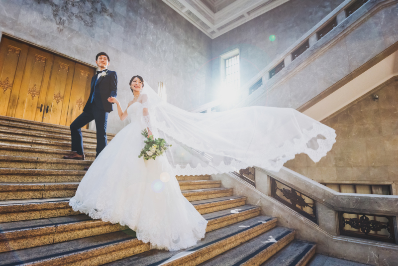 ベールを靡かせて