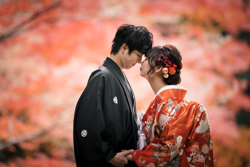 紅葉を背景に