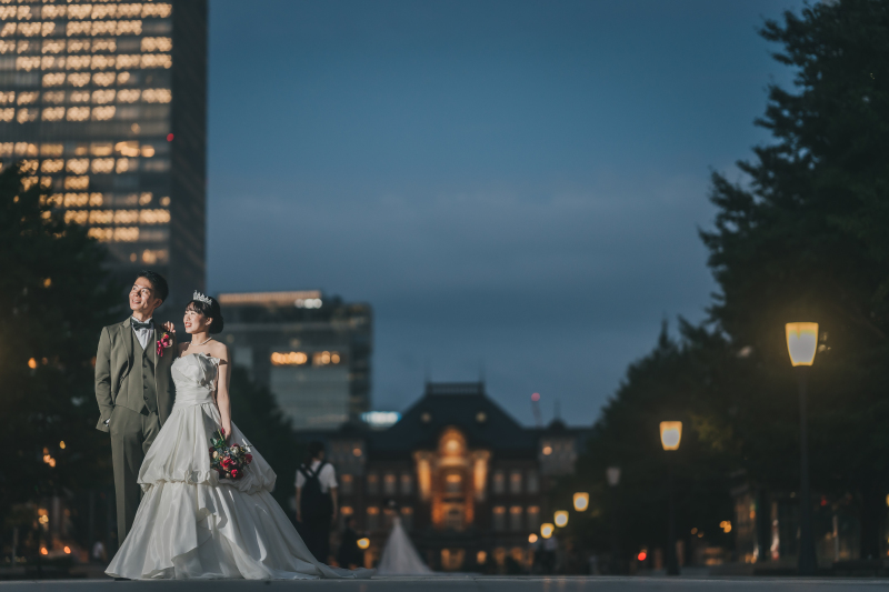 美しい駅舎を背景に