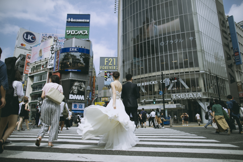 都会の街並みを背景に