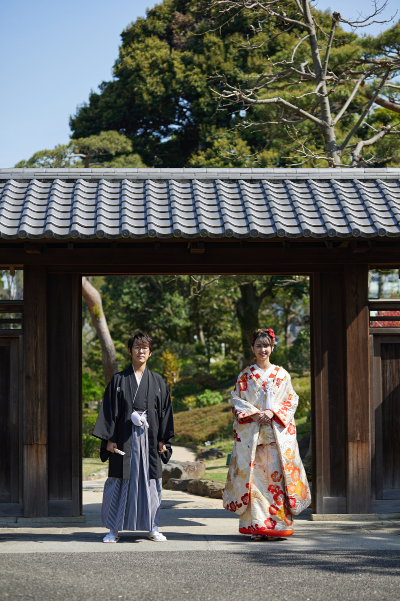 和装引き立つ門の前で
