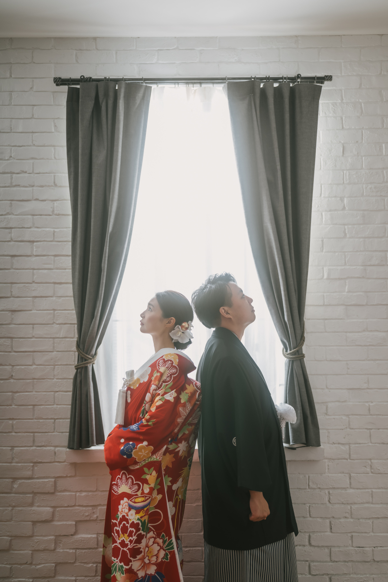 背中合わせでも