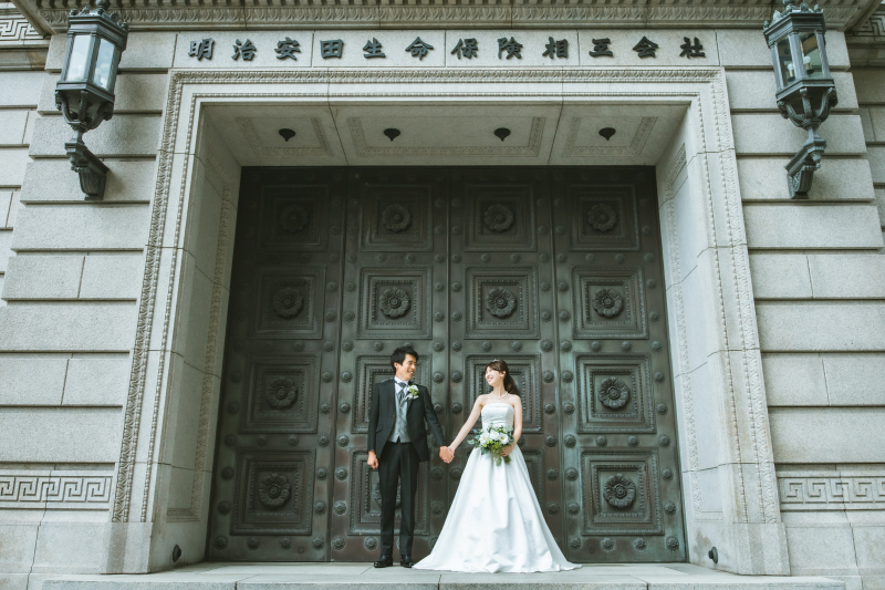 レトロな門の前で