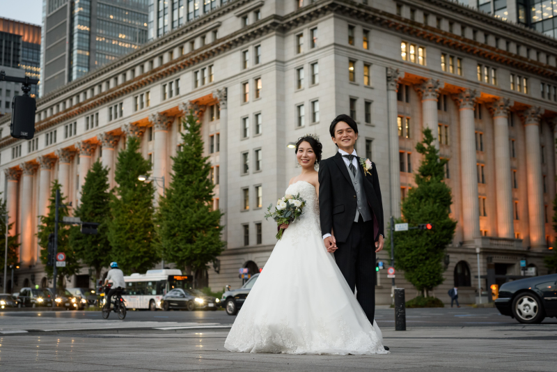 明治生命館を背景に