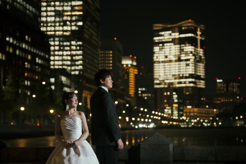 夜景に溶け込む、ふたりの誓い