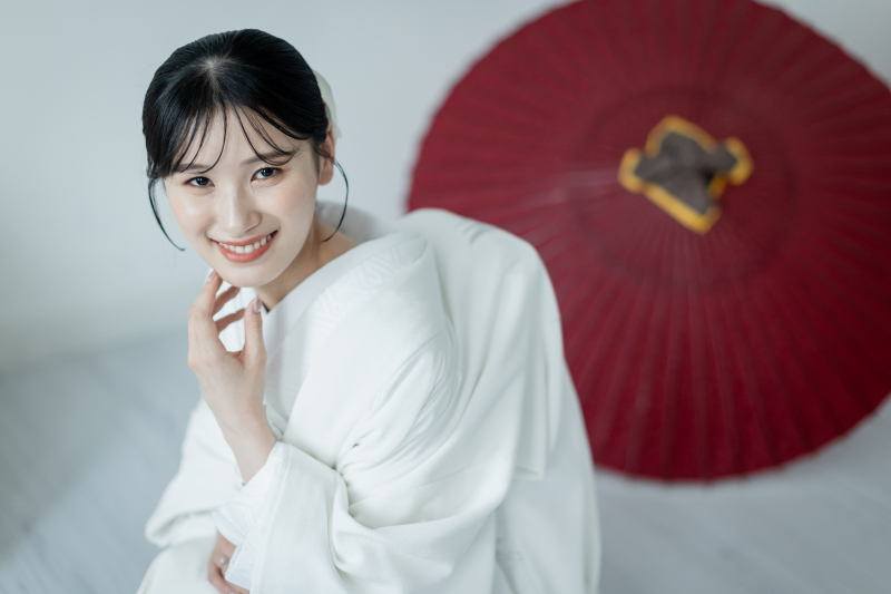 優雅な和傘と、魅惑の眼差し