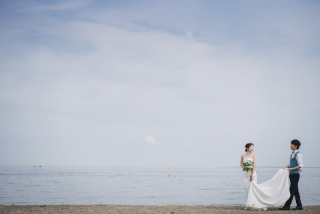 夏らしい海ロケーションで