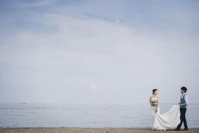 夏らしい海ロケーションで