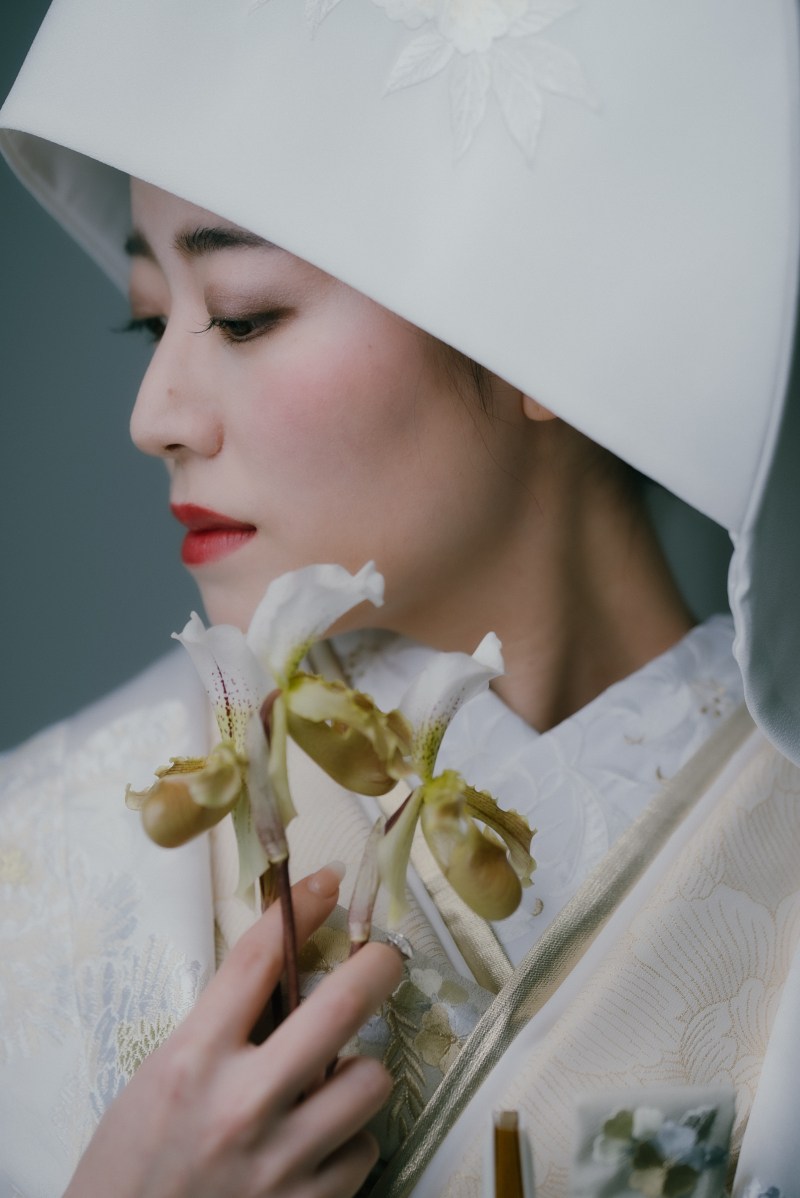 綿帽子を被って伝統的な和装姿を