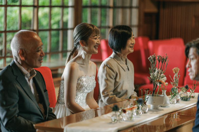 【フォト会食】ロケーション＋会食（新婦衣装2着・会食（6名分）・全データ）お披露目と感謝の気持ちを伝える、新しいお祝いスタイル