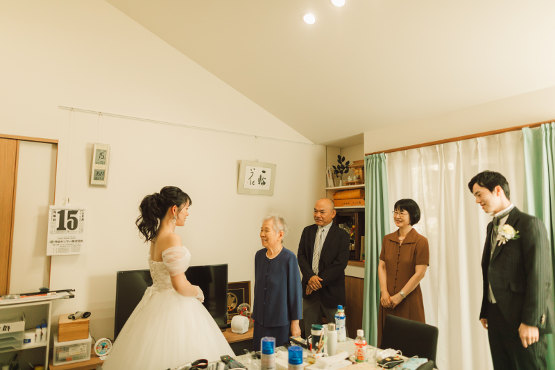 【家族と一緒に撮影】ロケーションフォト（洋装1着＋新婦ヘアメイク＋全データ）