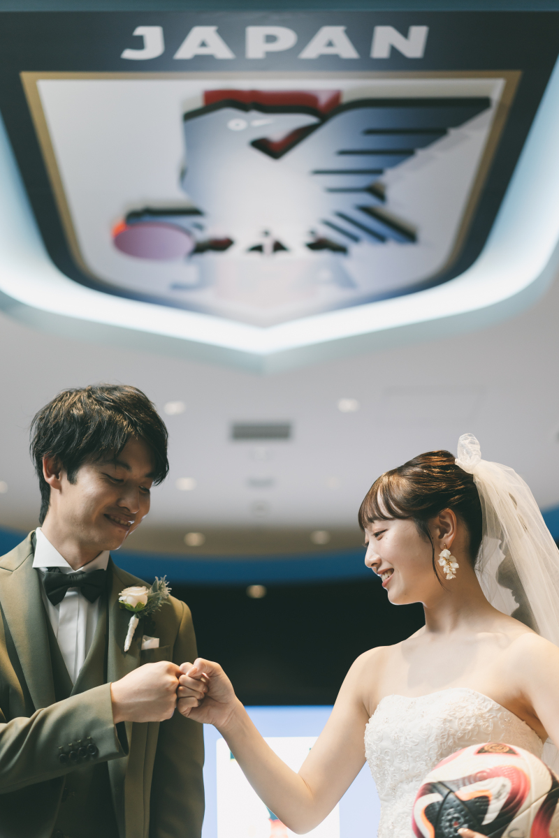 エンブレムをバックに