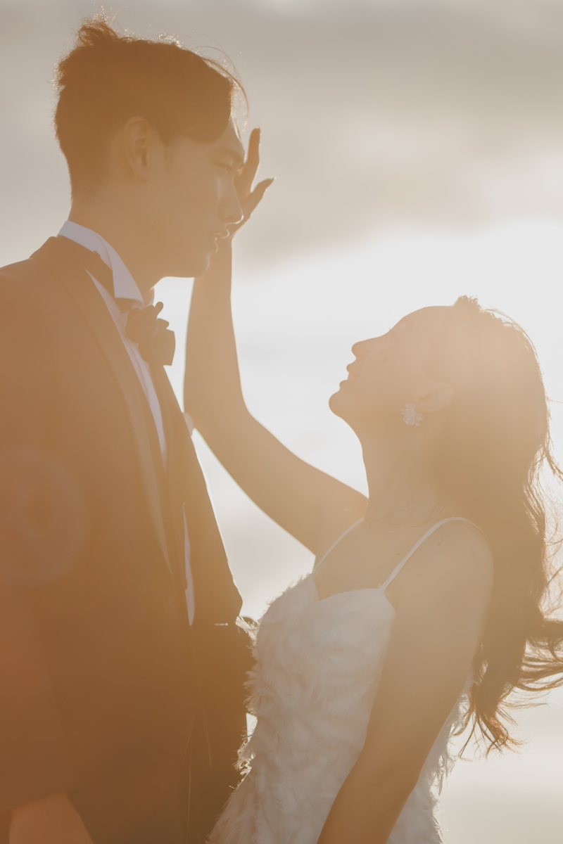 夕日に照らされ