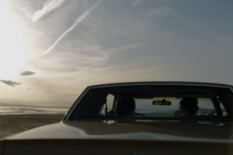 海と車と夕日