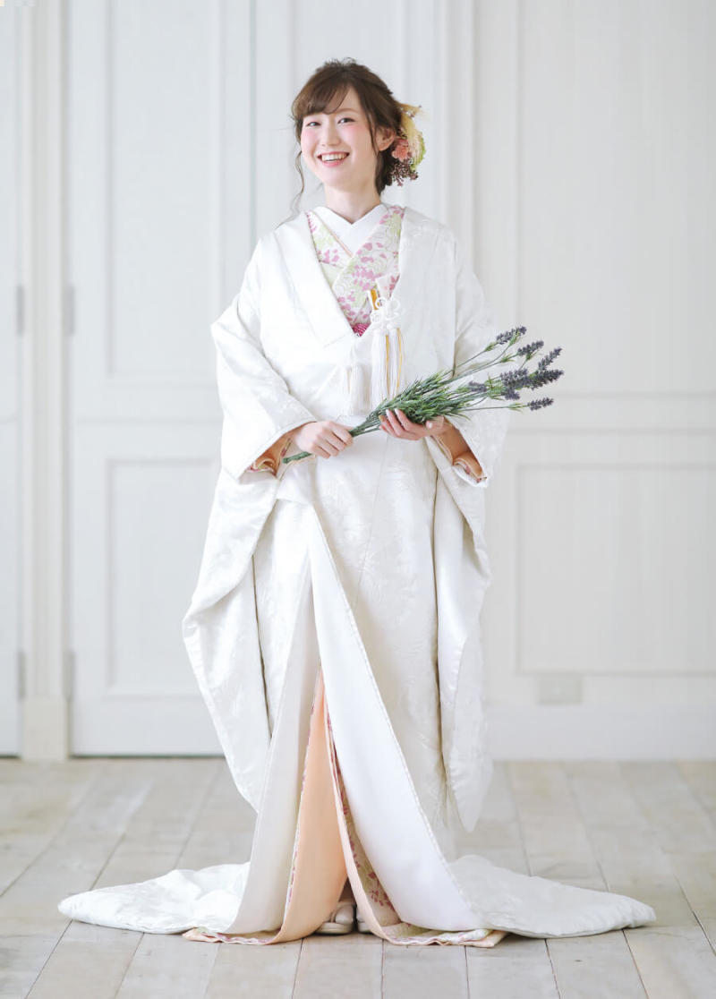 花柄の模様が映える白無垢